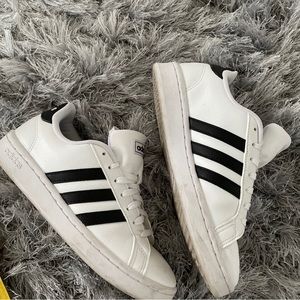 Adidas grand court sneaker/tennis shoe sz 6 white w black stripe